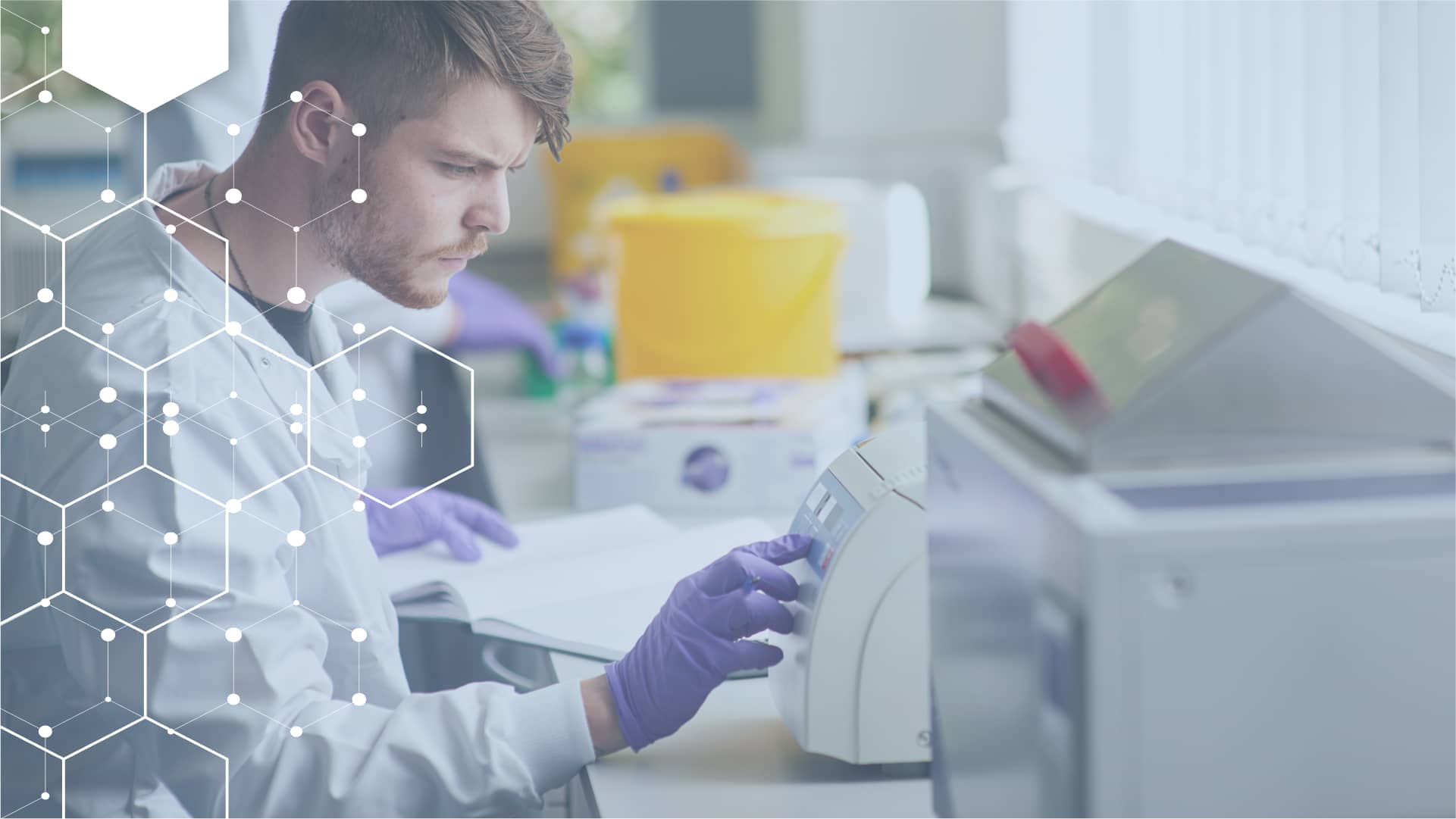 Wissenschaftler im Labor mit wissenschaftlichen PCR-Test-Geräten